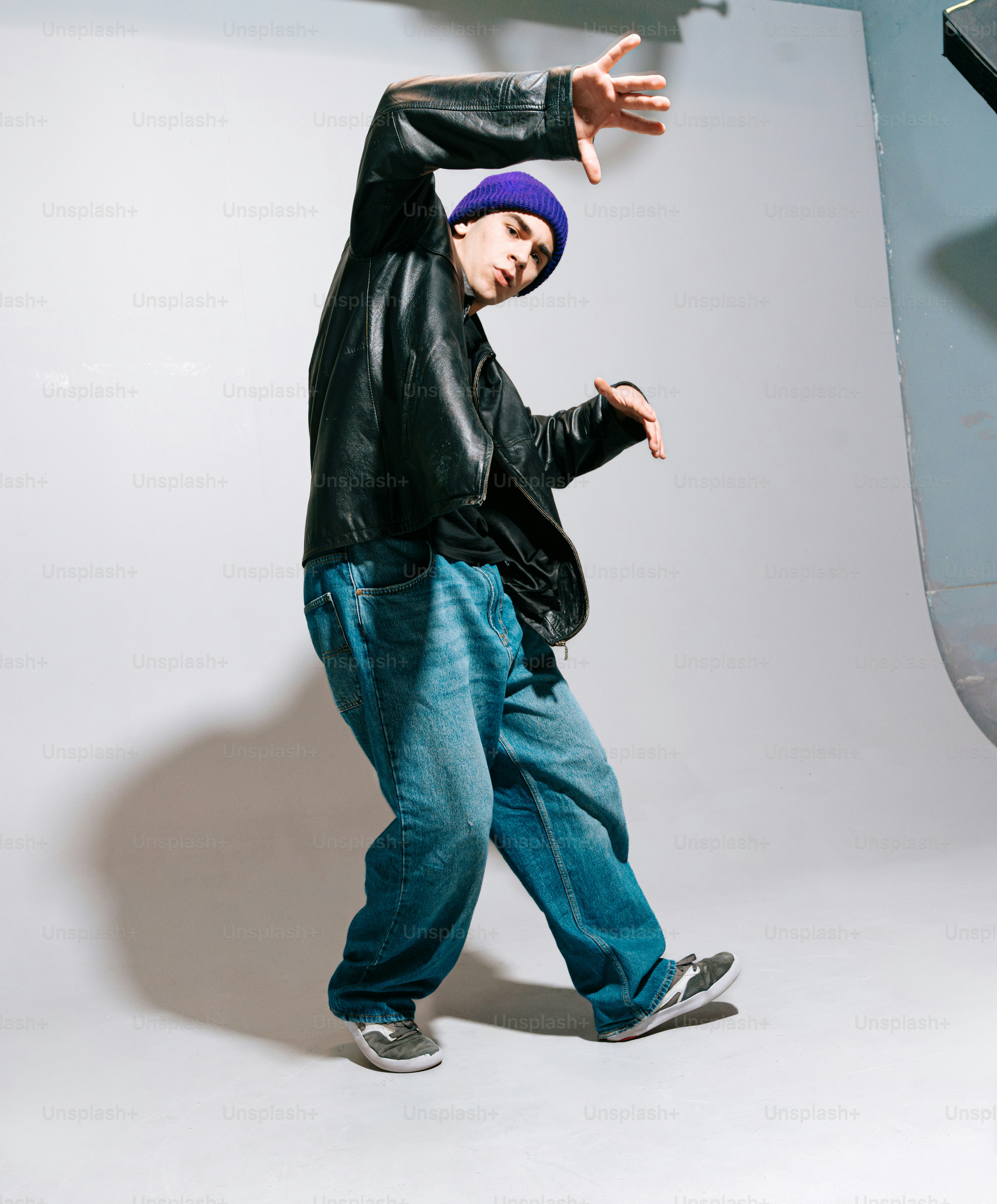 Ein Mann in einer schwarzen Jacke macht einen Trick