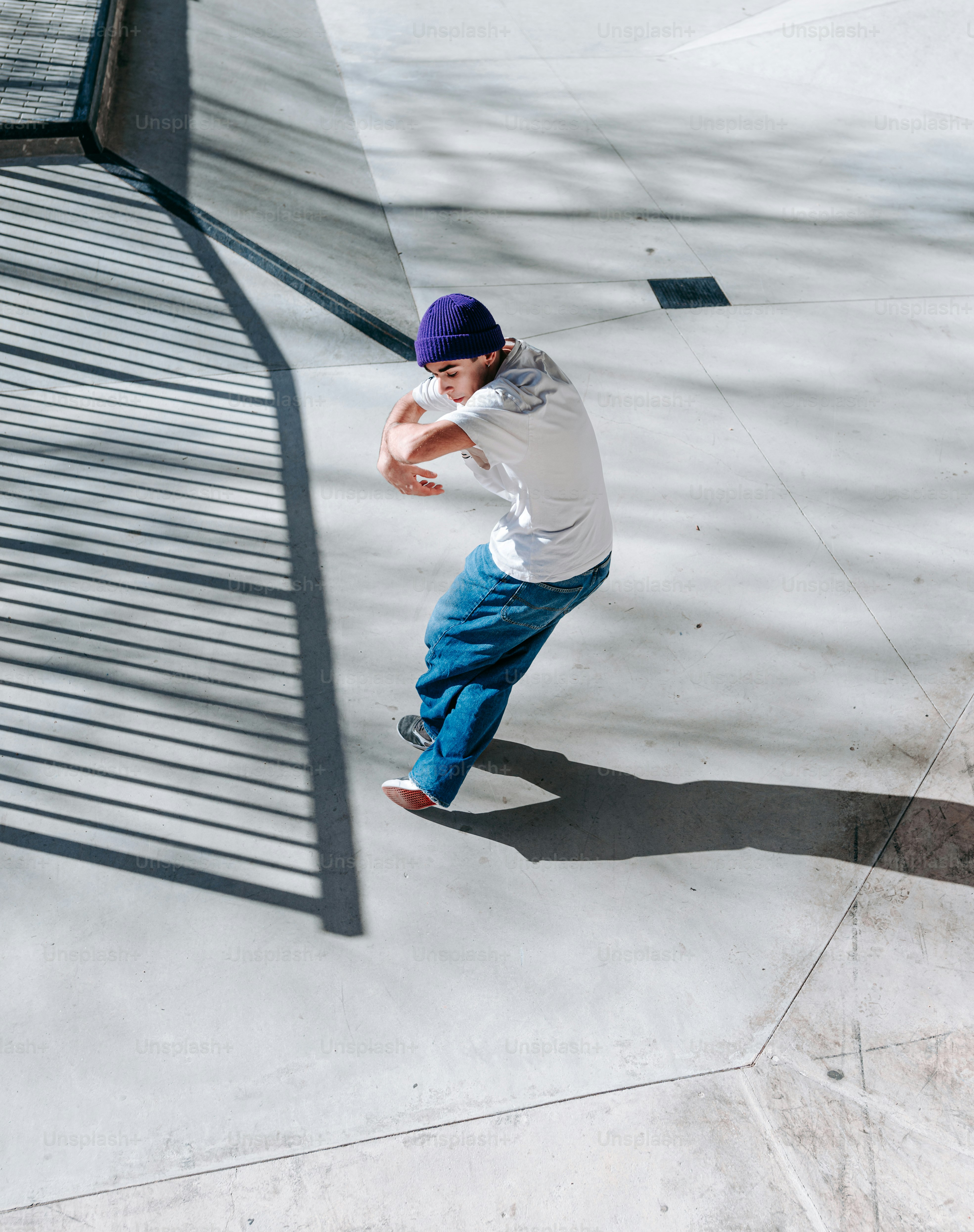 Ein Mann, der auf einem Skateboard auf einer Betonrampe fährt