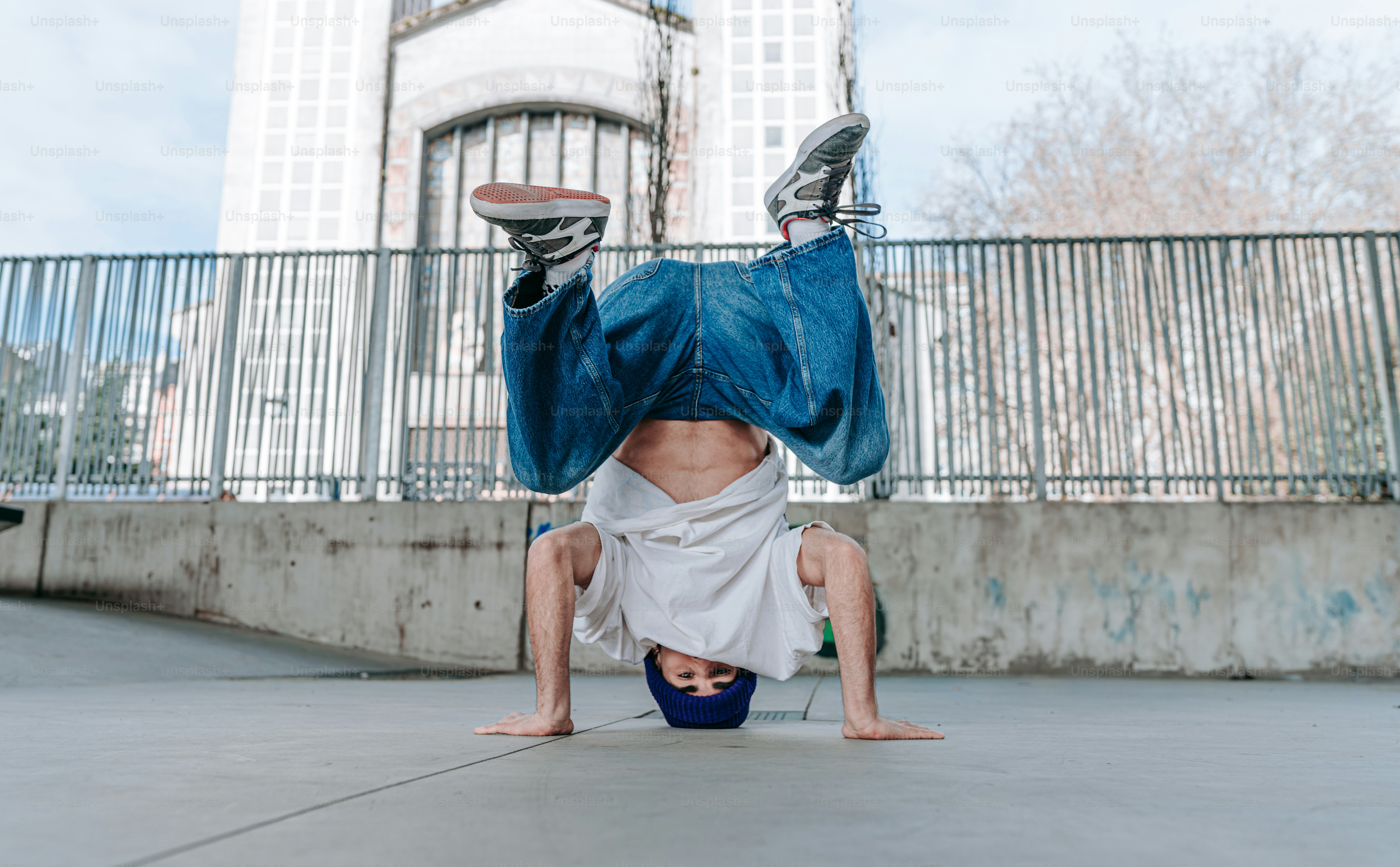 ein Mann, der einen Handstand auf einem Skateboard macht