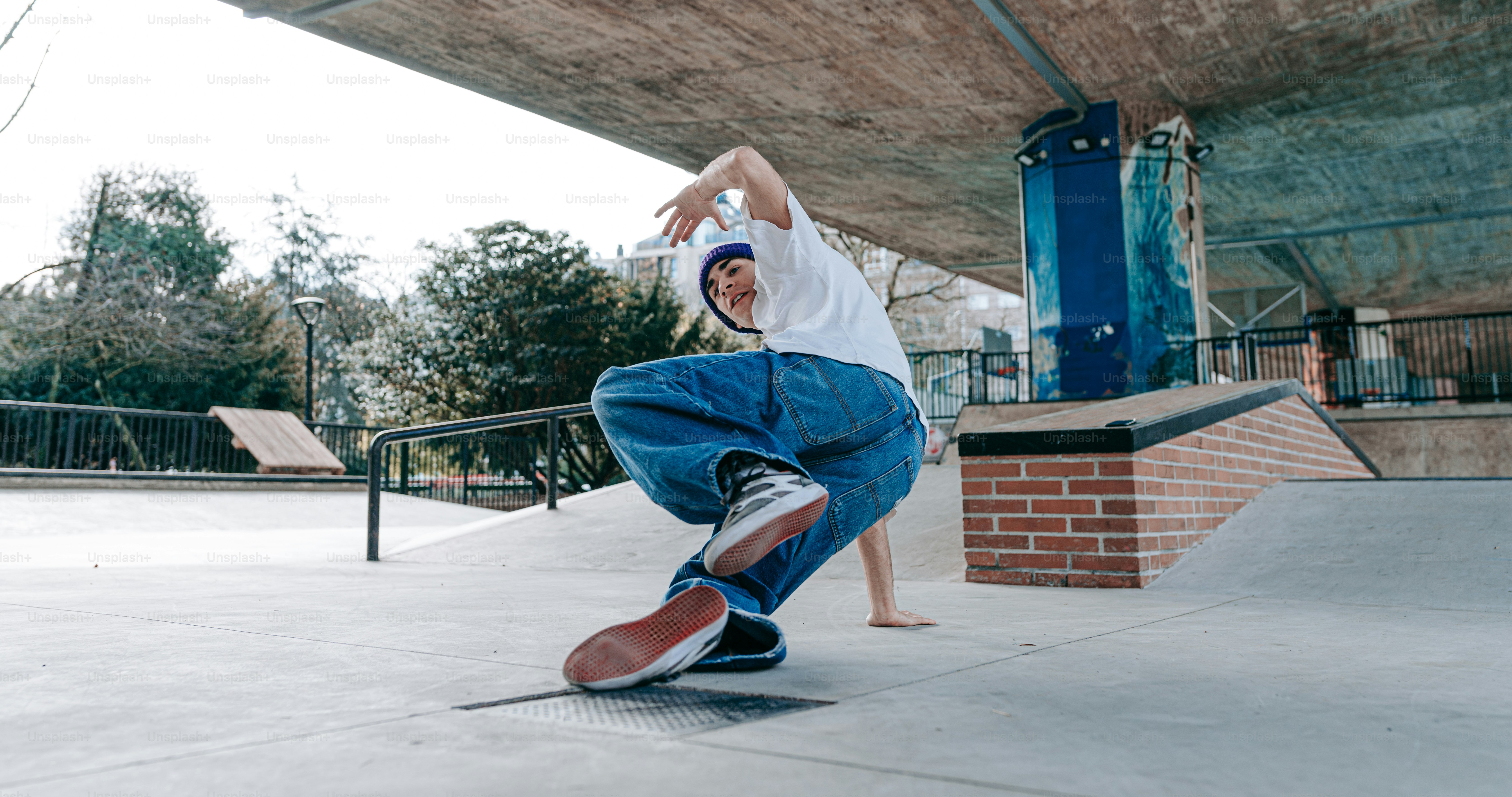 ein Mann, der mit einem Skateboard die Seite einer Rampe hinunterfährt