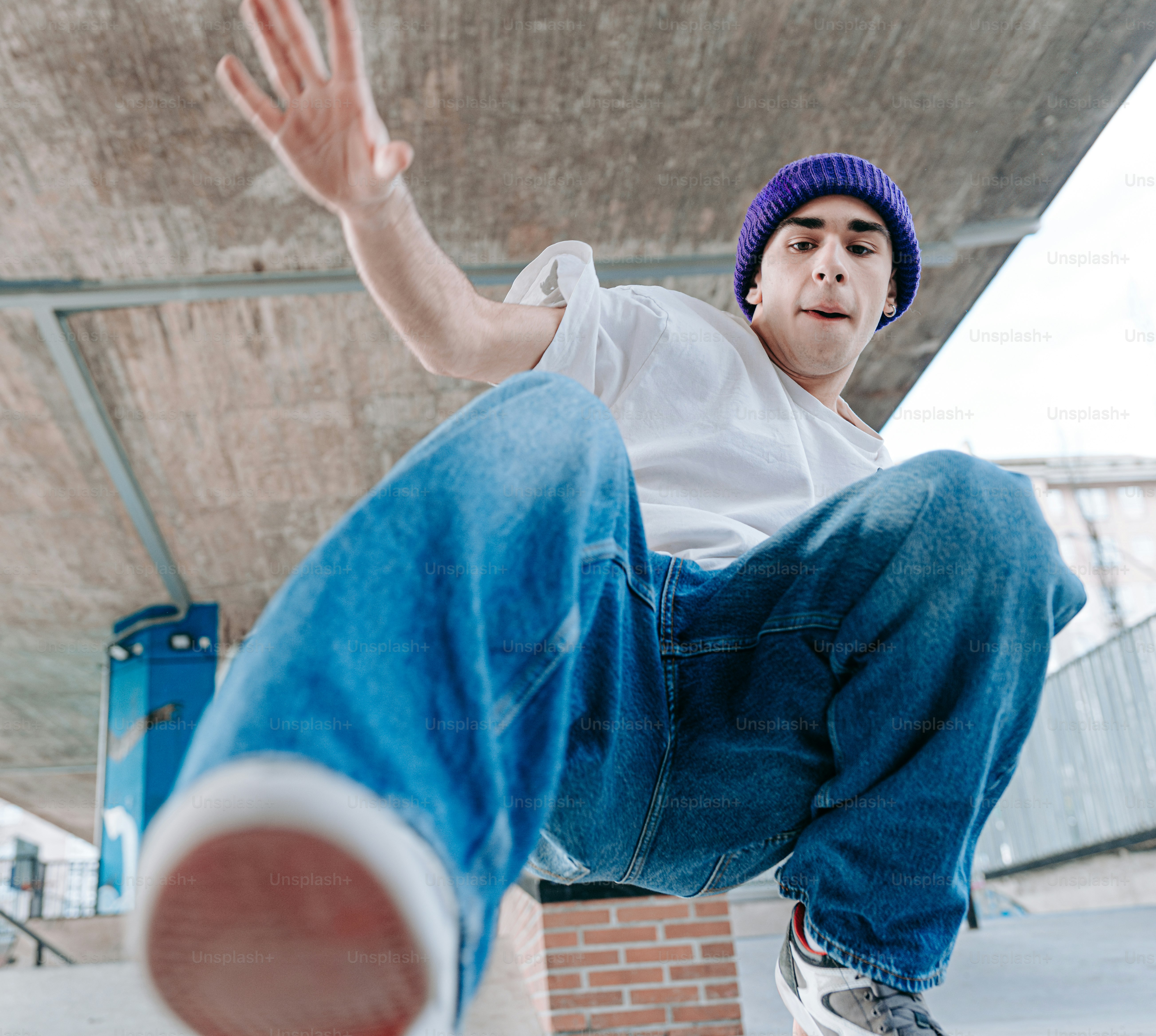 ein Mann, der mit einem Skateboard die Seite einer Rampe hinauffährt