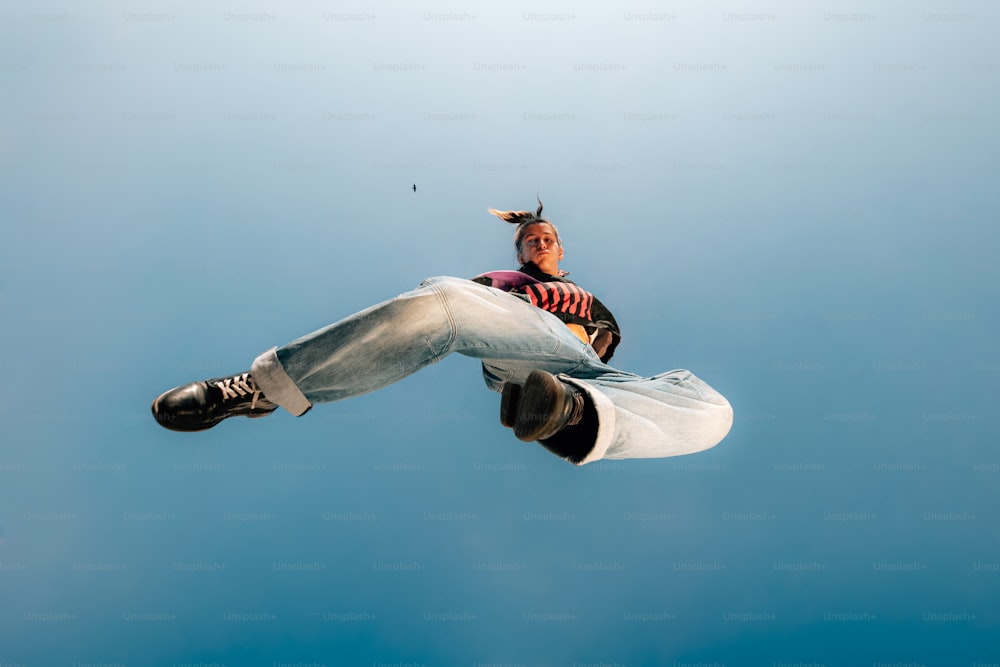 Un homme volant dans les airs tout en faisant du snowboard