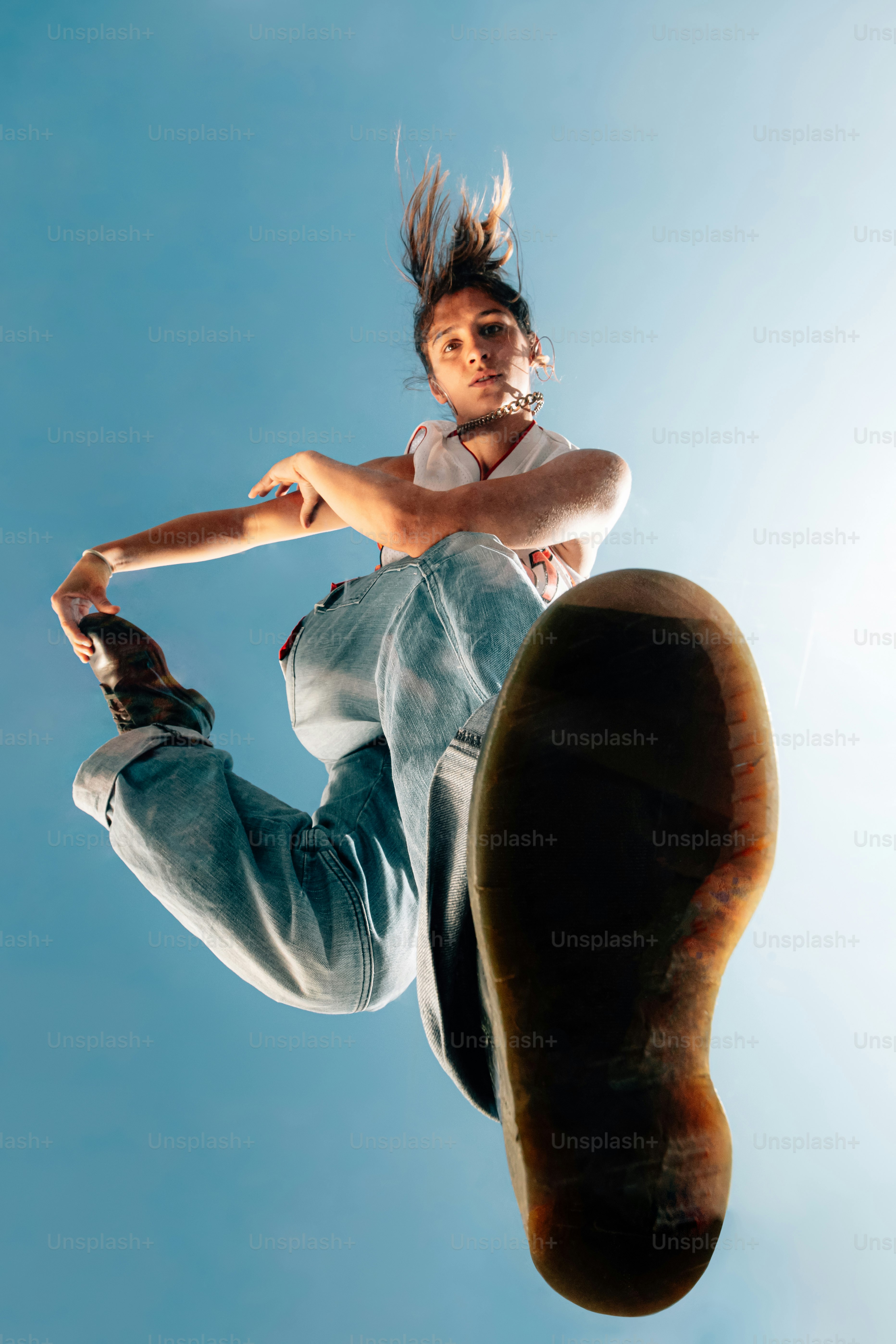 Ein Skateboarder macht einen Trick in der Luft