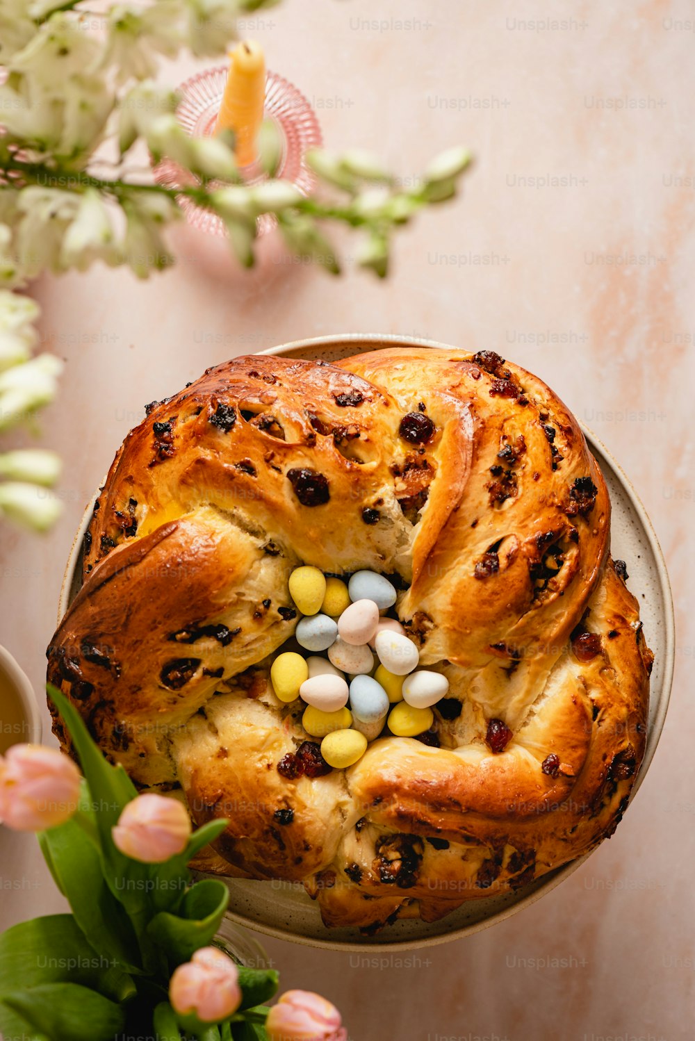 une pâtisserie avec un tas de pilules dedans