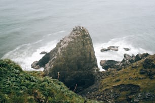 un gros rocher assis au sommet d’une colline verdoyante