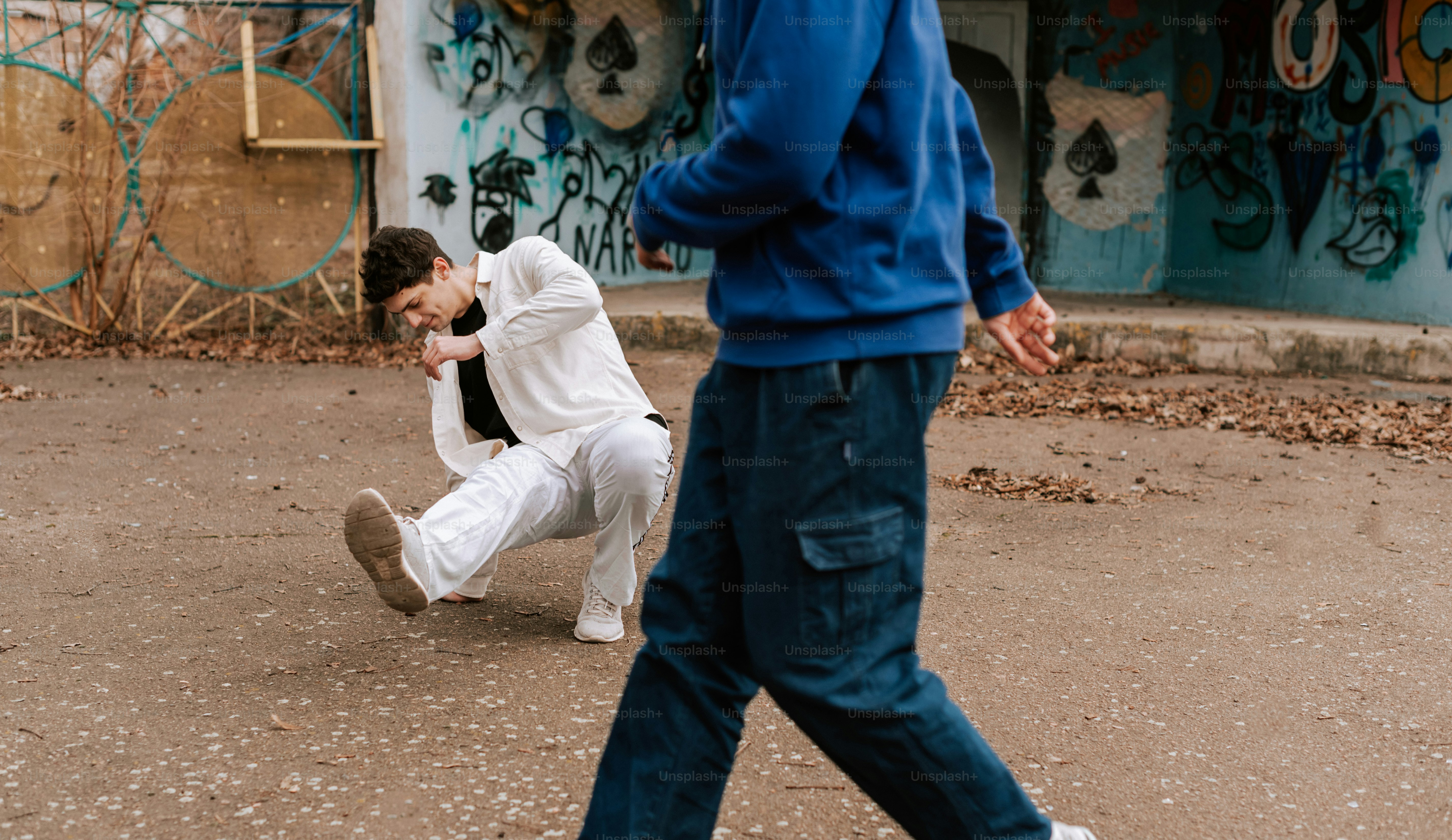 um homem de calça branca e um homem de jaqueta azul