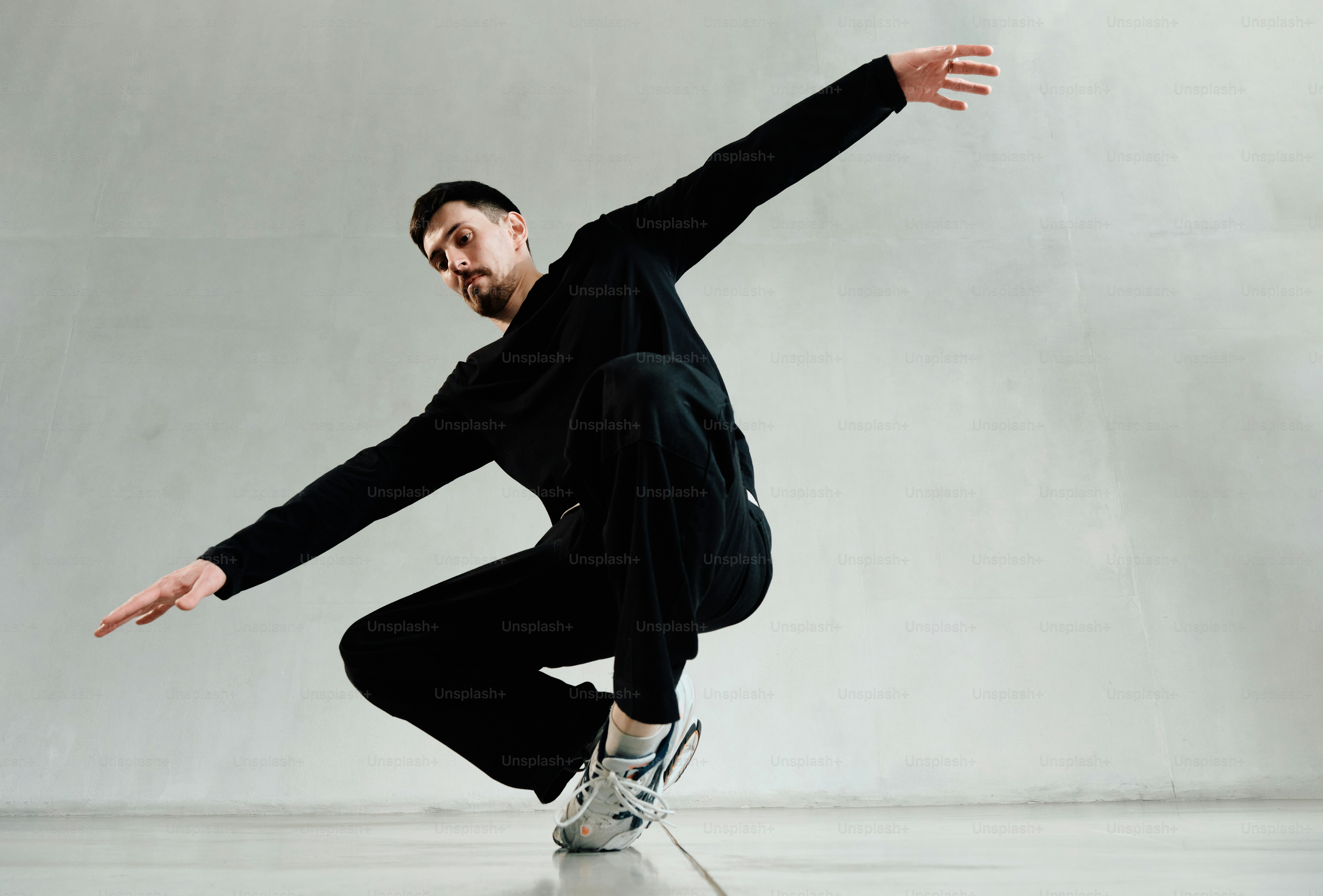 Ein Mann macht einen Trick auf einem Skateboard