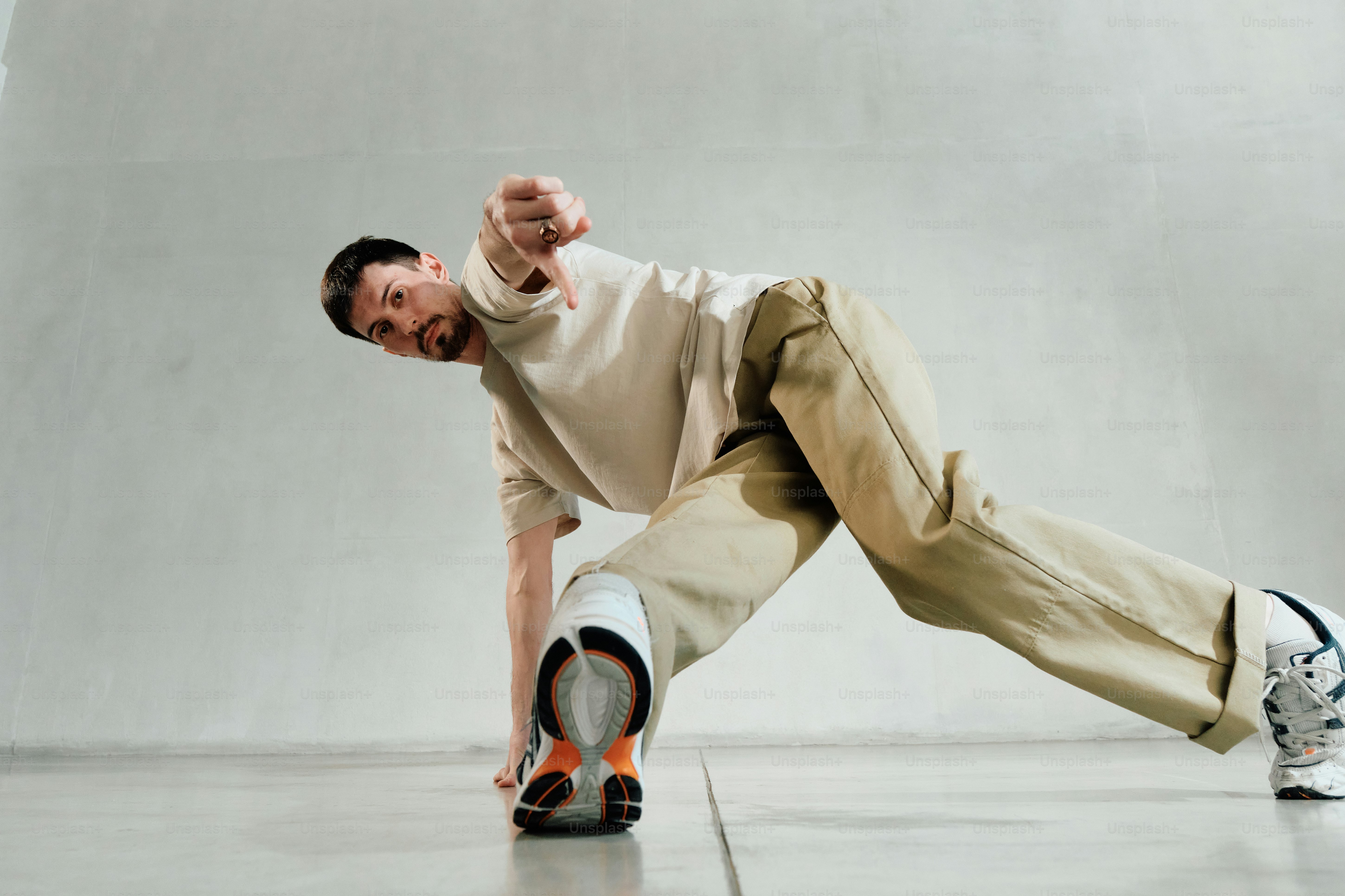 Ein Mann macht einen Trick auf einem Skateboard