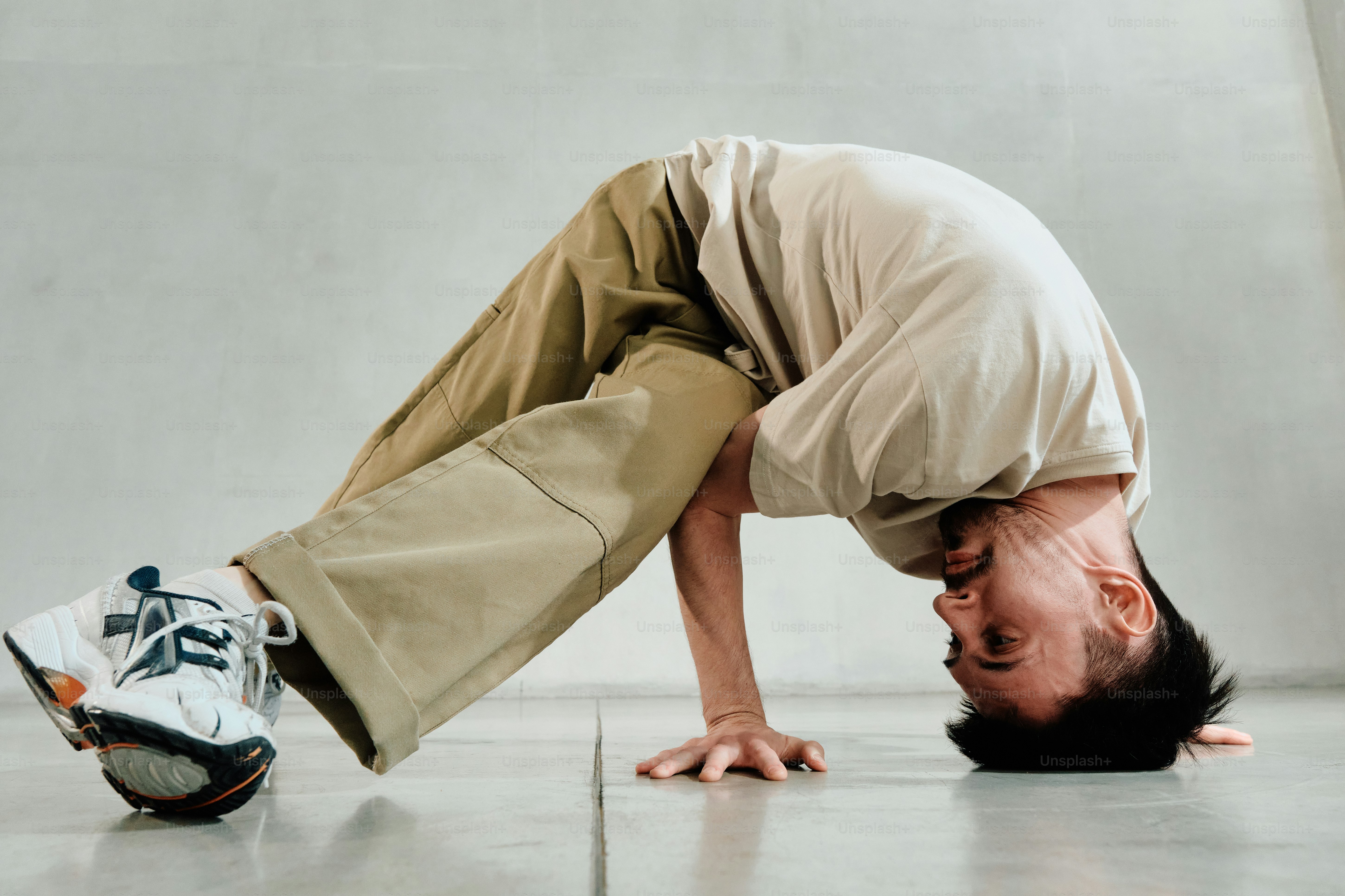 Ein Mann macht einen Handstand auf dem Boden
