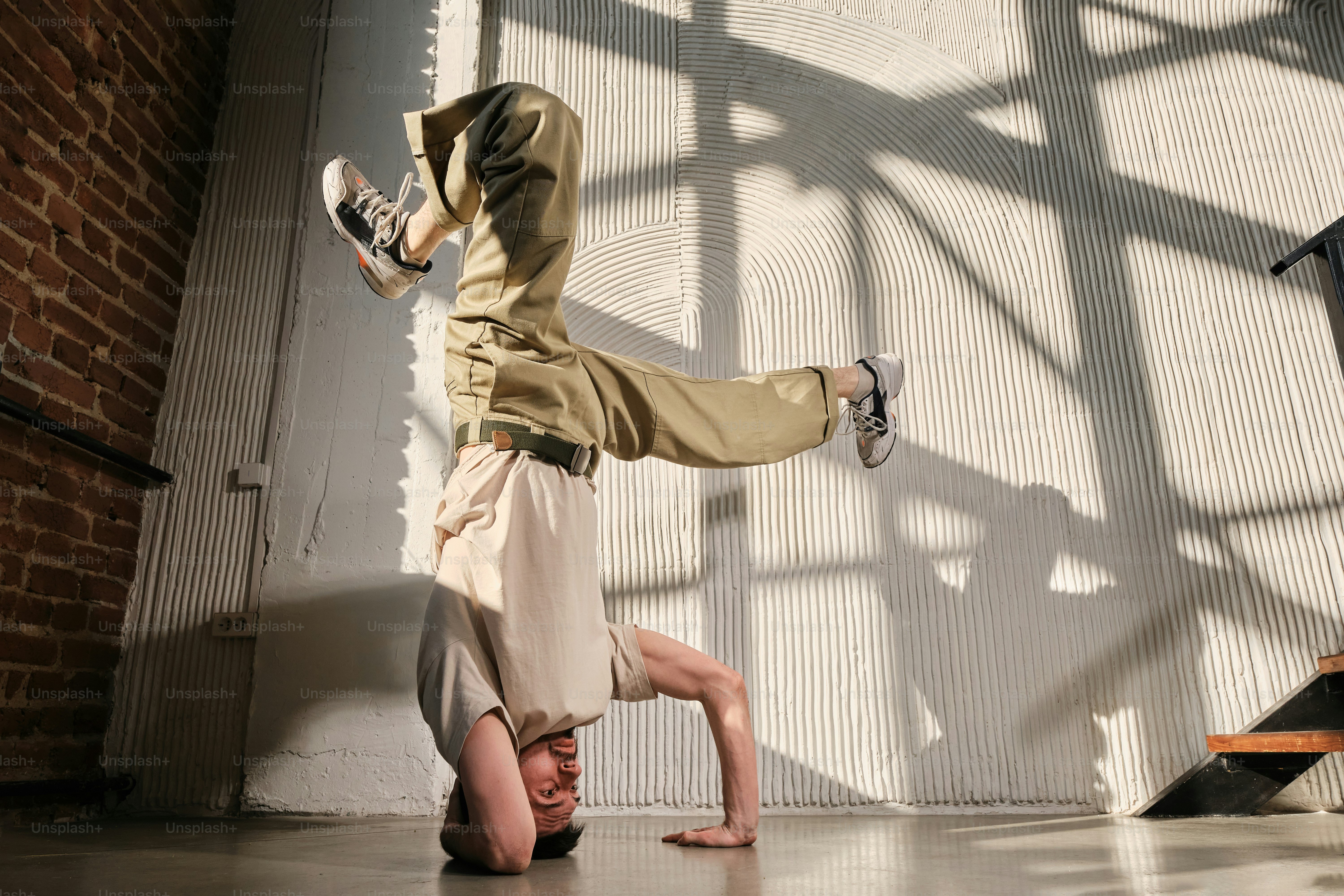 Ein Mann macht einen Handstand auf dem Boden