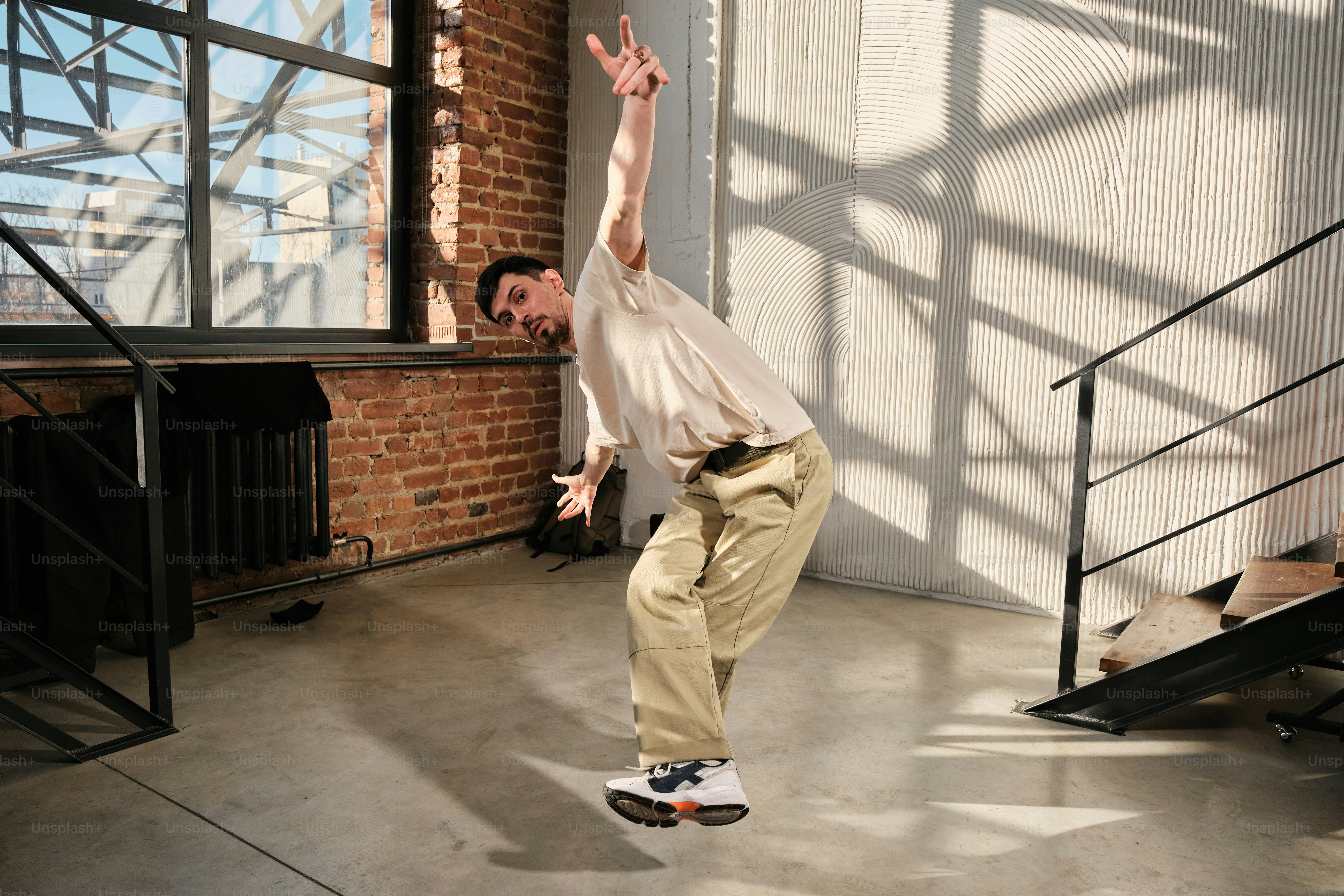 Ein Mann macht einen Trick auf einem Skateboard