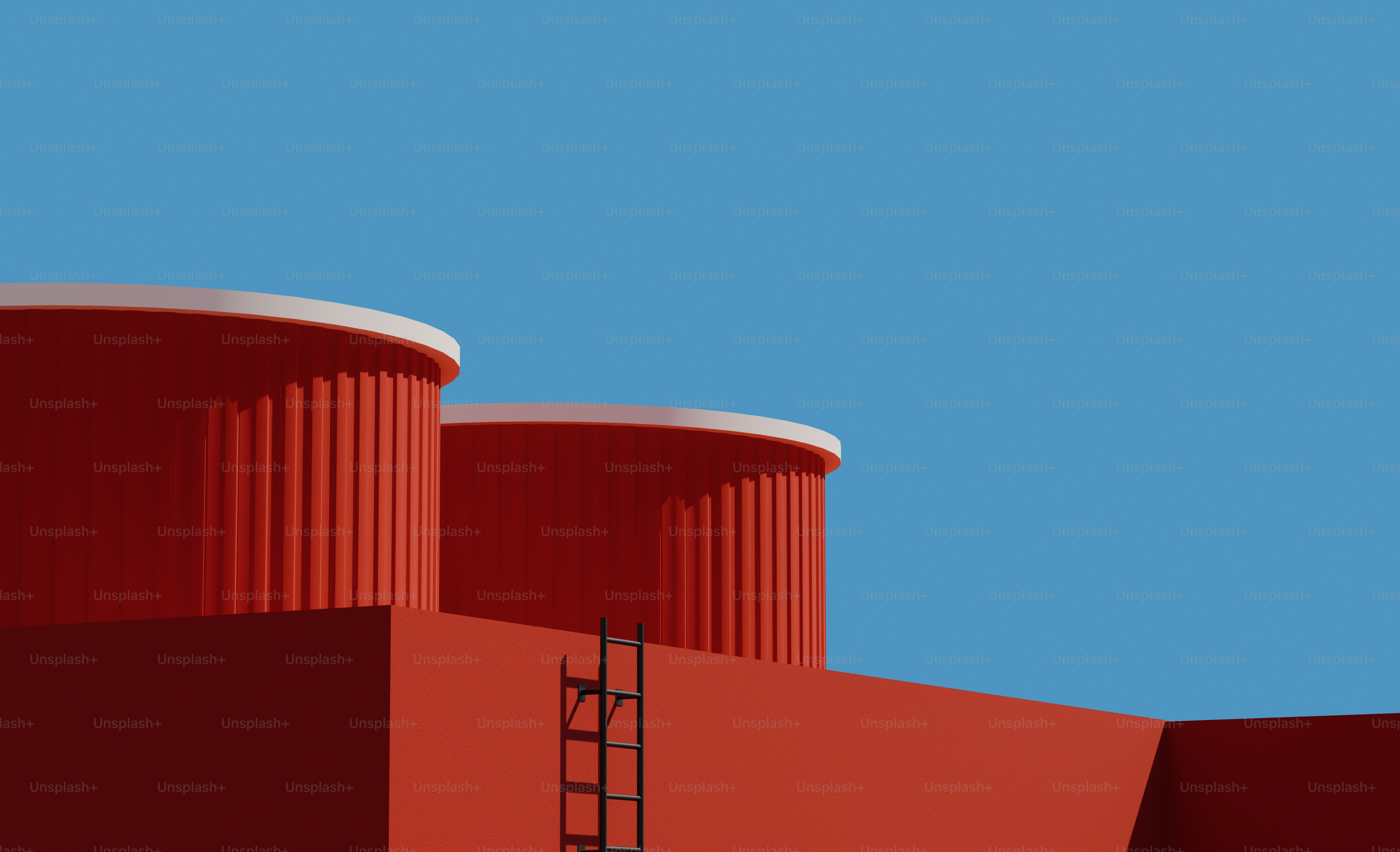 um prédio vermelho com uma escada subindo ao lado dele