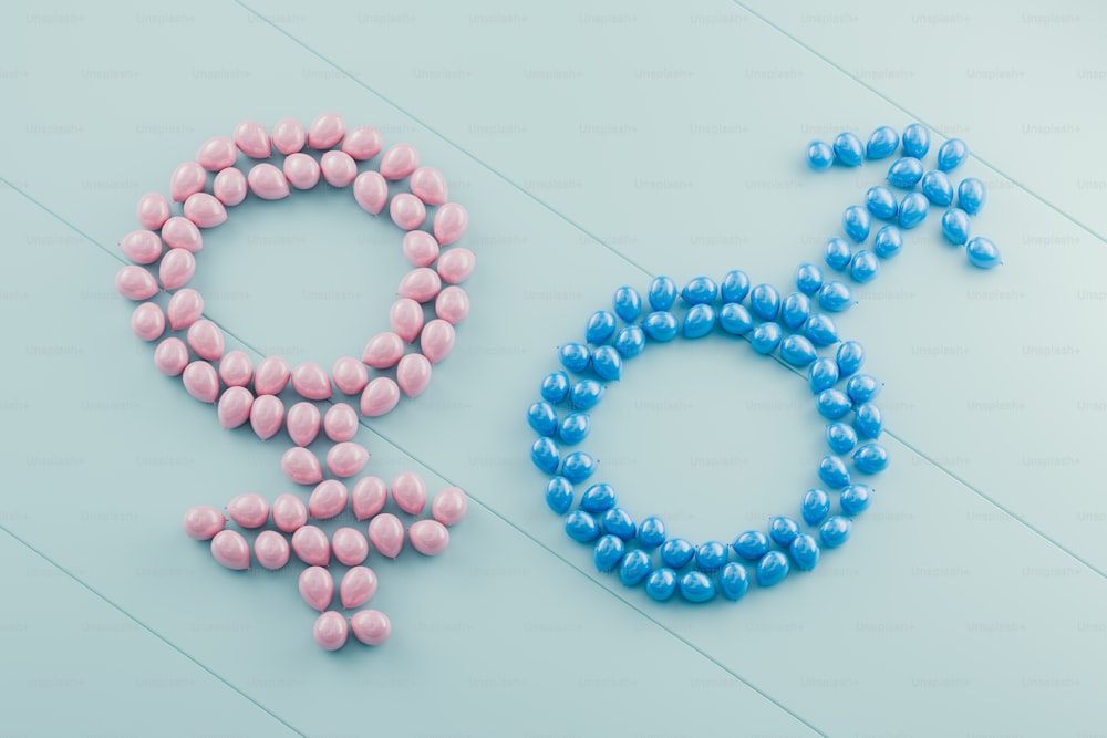 ピンクと青の錠剤で作られた男性と女性のシンボル