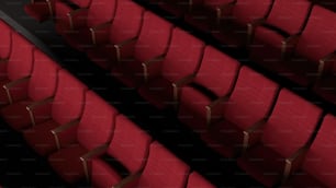 una fila di sedili rossi seduti uno accanto all'altro