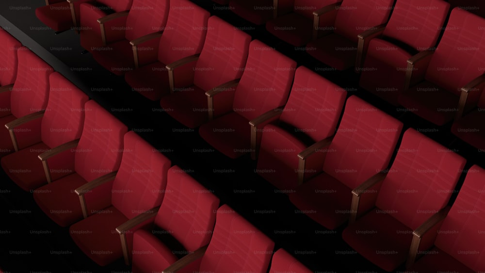 una fila de asientos rojos sentados uno al lado del otro