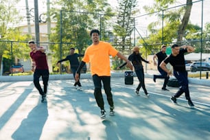 un grupo de jóvenes jugando un juego de patineta