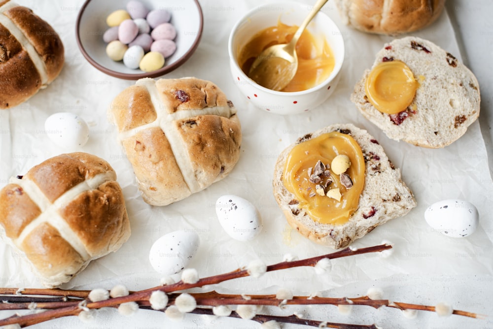 uma mesa coberta com pão e ovos