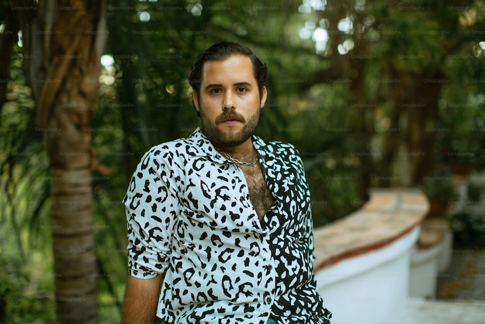 Un hombre con barba que lleva una camisa con estampado de leopardo