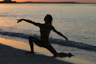 une femme debout sur une plage à côté de l’océan