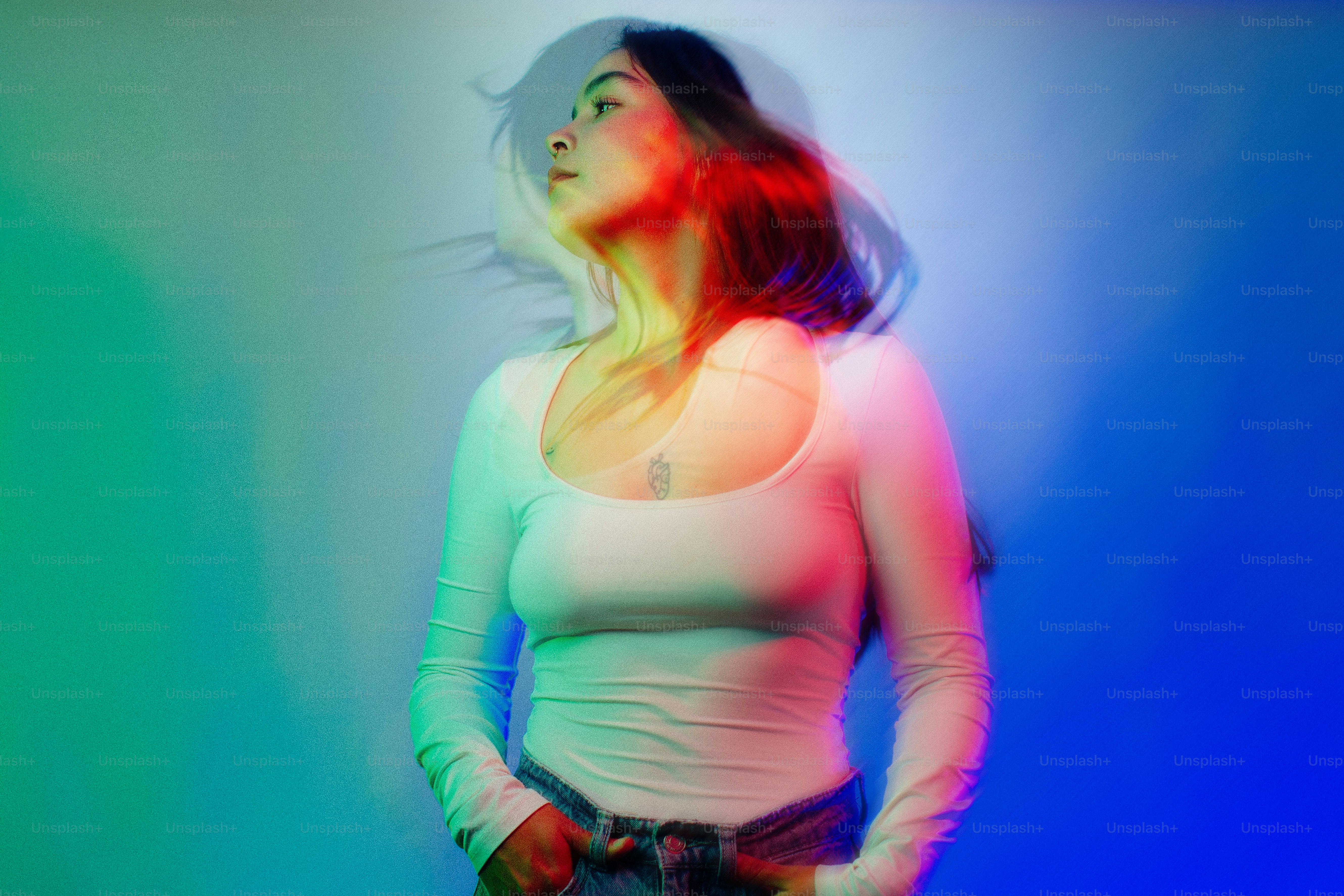 eine Frau, die vor blauem und grünem Hintergrund steht