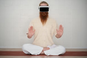 un uomo con i capelli lunghi e la barba che indossa un visore per la realtà virtuale