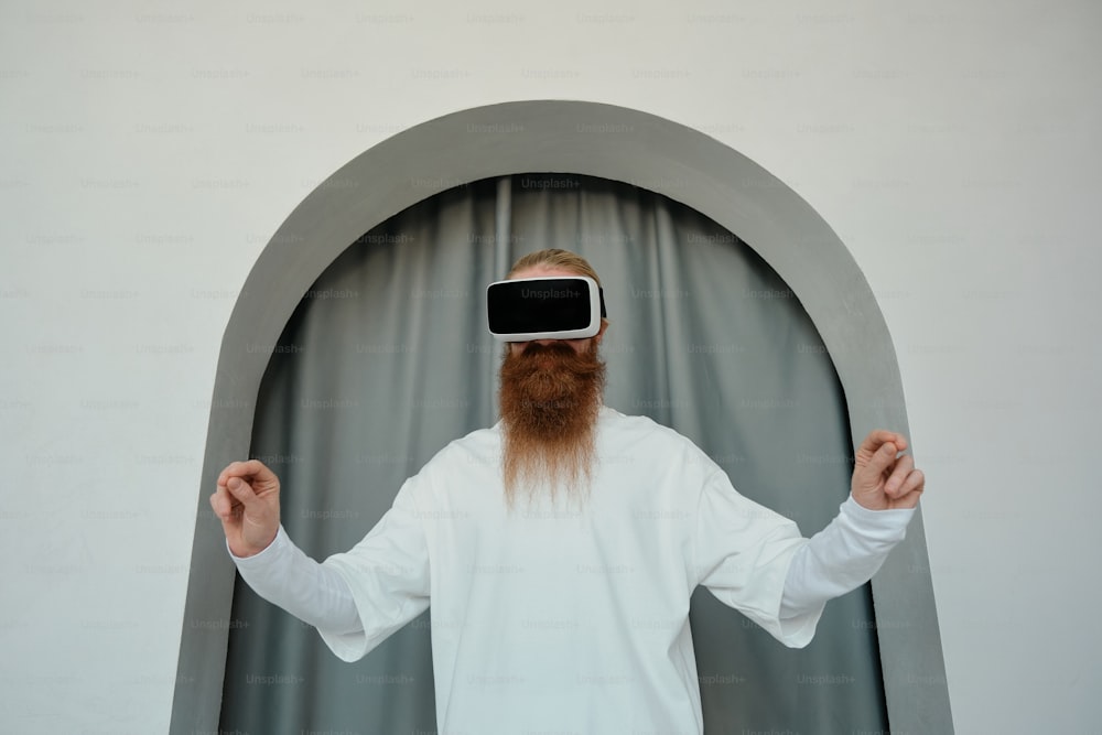 Un hombre con barba con un casco de realidad virtual