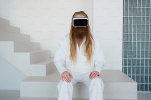 Ein Mann mit langen Haaren und Bart trägt ein Virtual-Reality-Headset