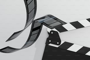 ein schwarz-weißer Filmstreifen und ein schwarz-weißer Klöppel