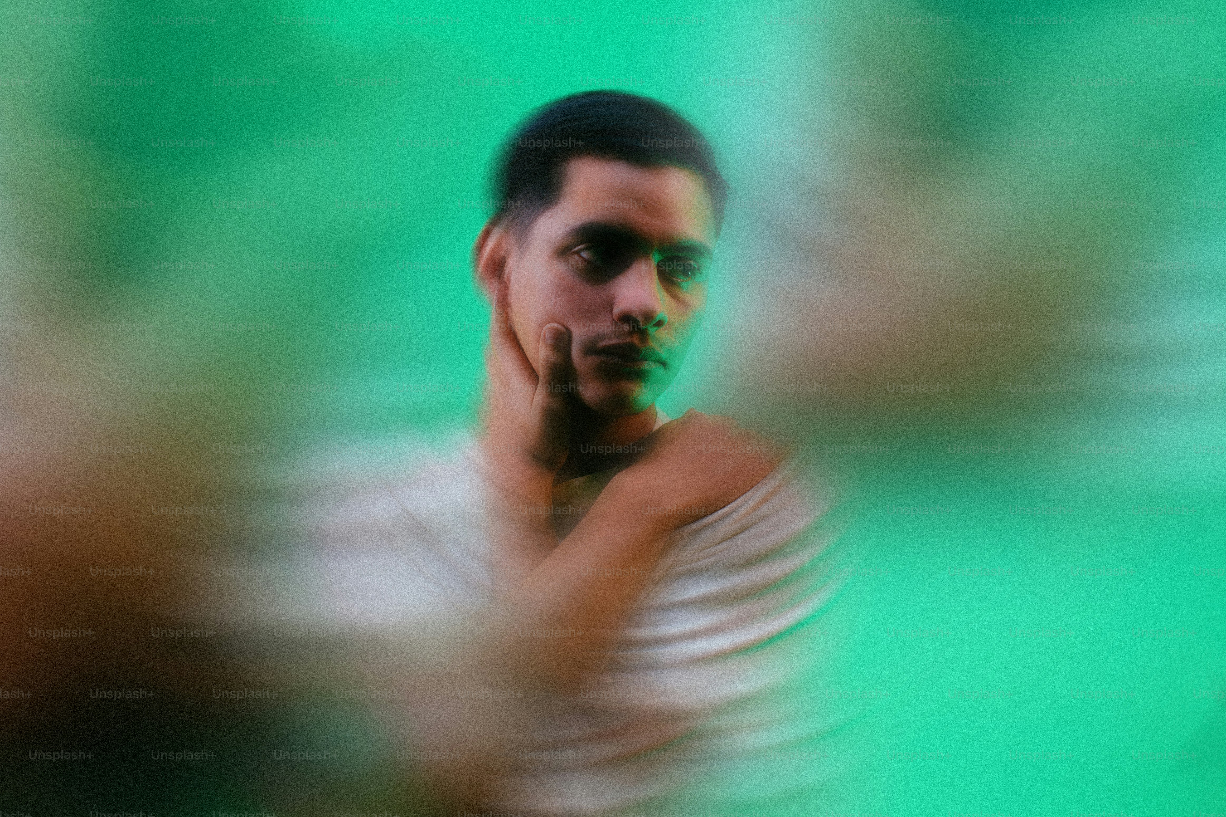 Una foto borrosa de un hombre con la mano en la cara