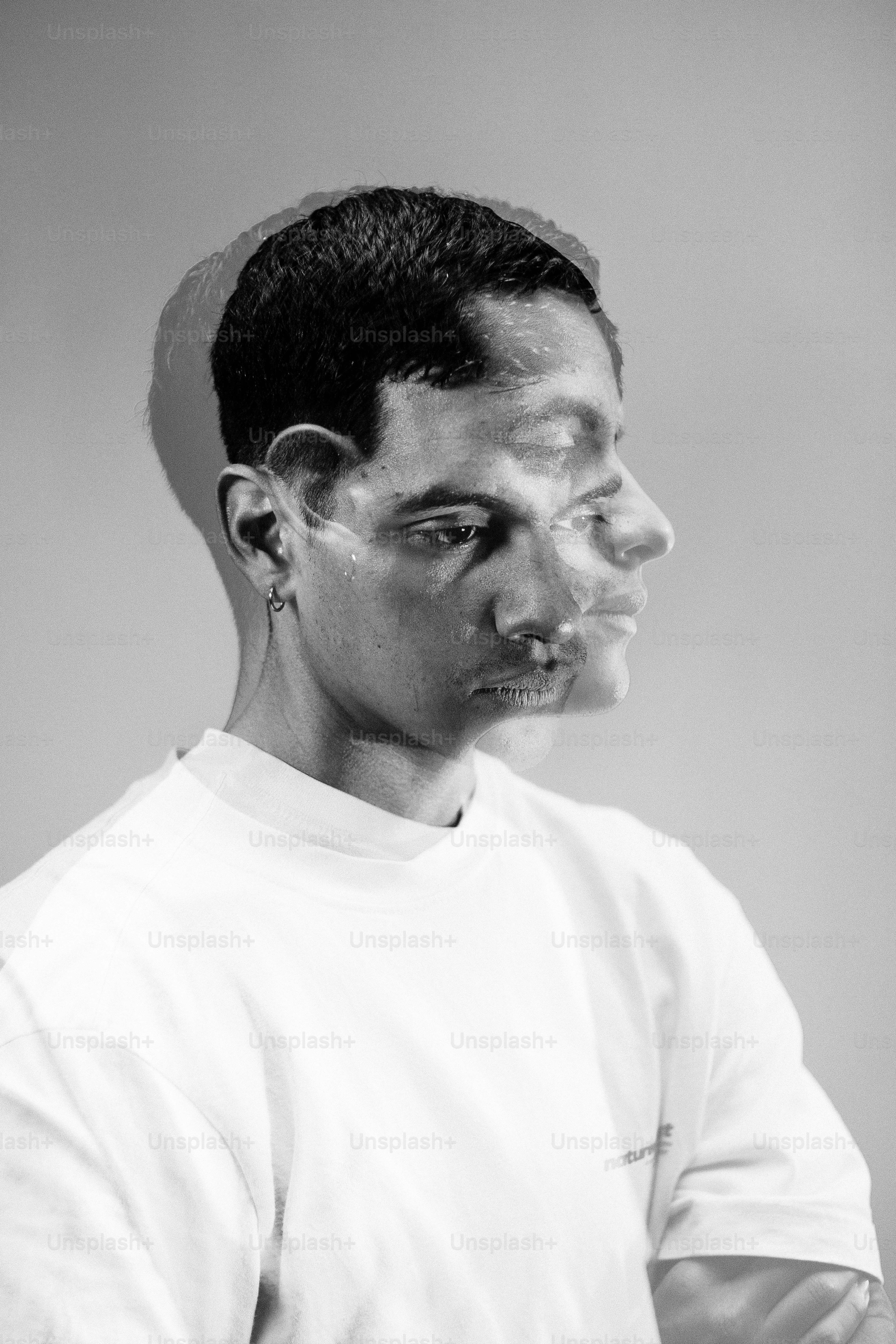 une photo en noir et blanc d’un jeune homme