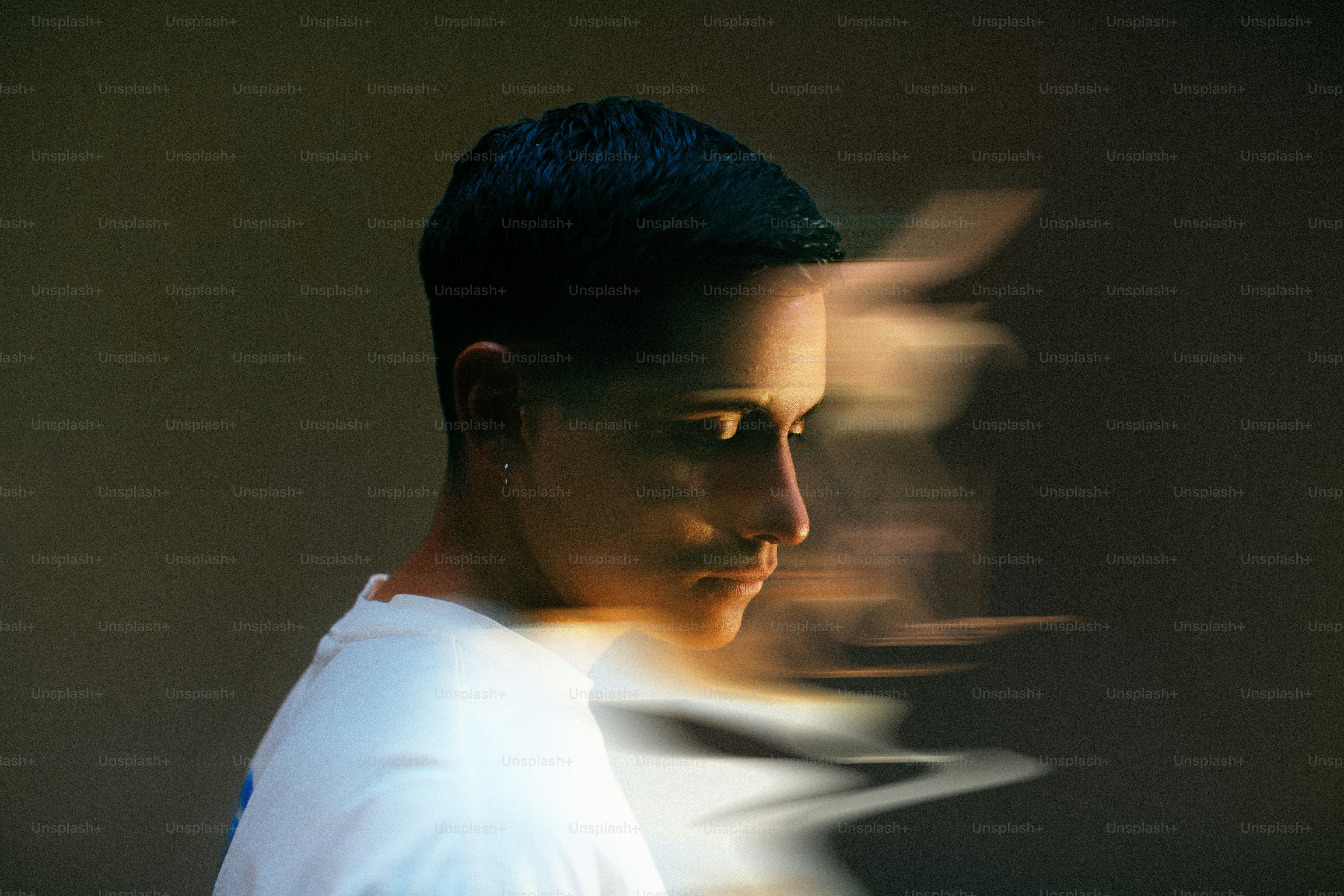 ein Mann in einem weißen Hemd mit verschwommenem Hintergrund