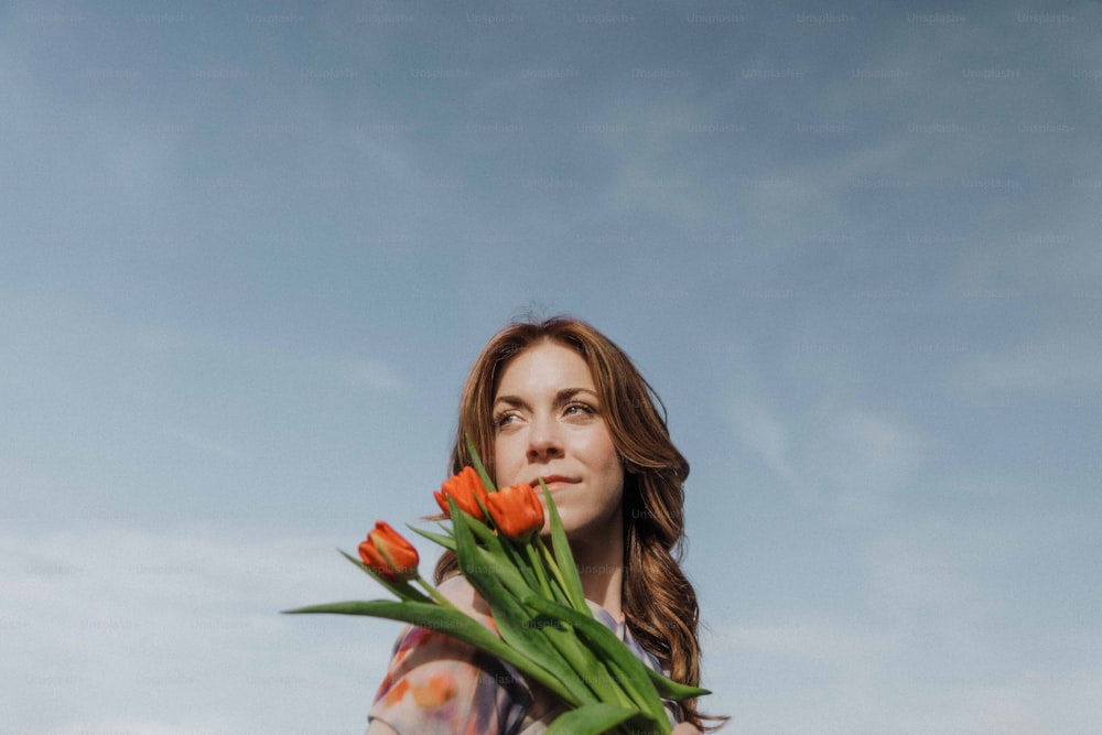 una mujer sosteniendo un ramo de flores en sus manos