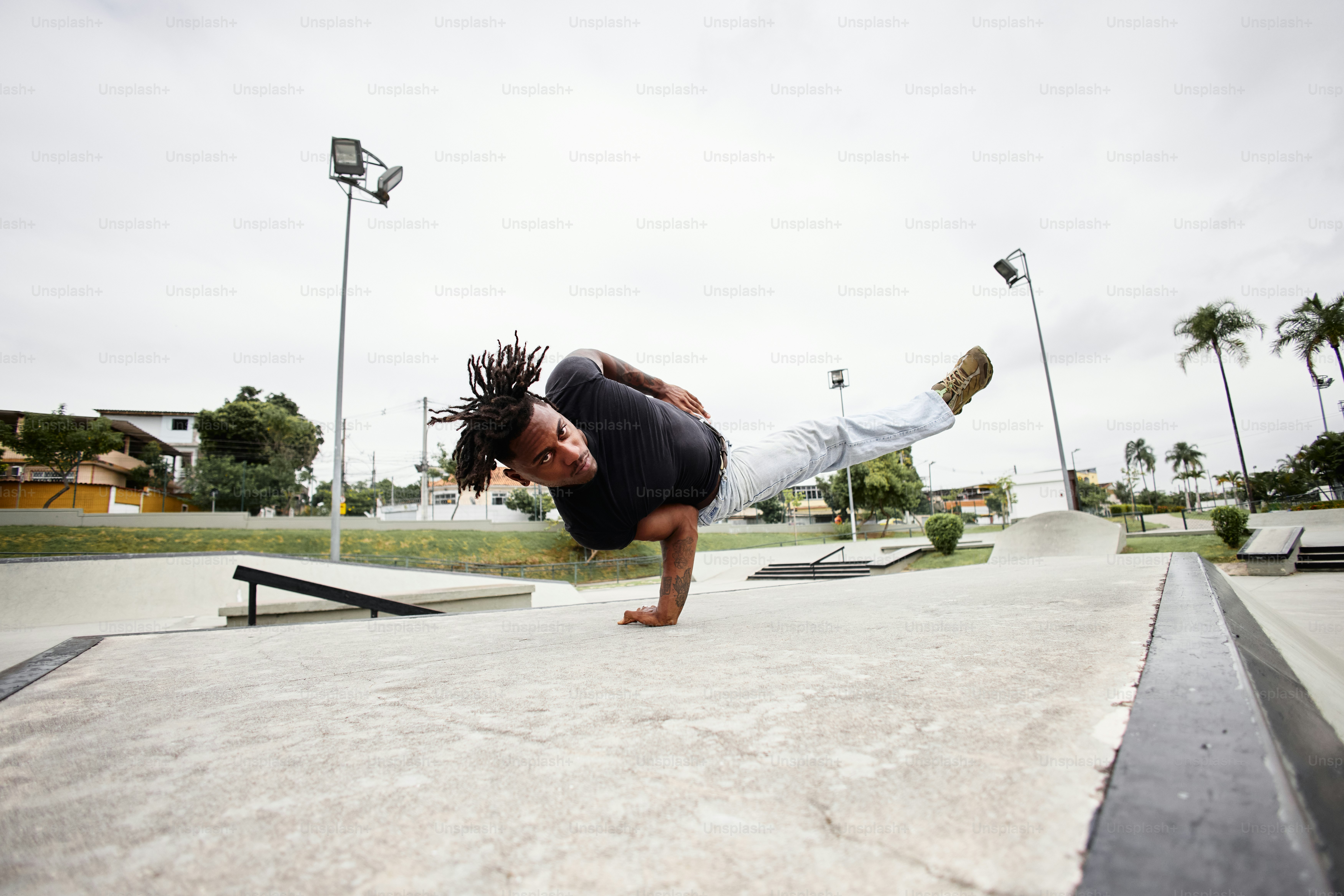 ein Mann, der einen Handstand auf einem Skateboard macht