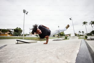 un uomo che fa una verticale su uno skateboard