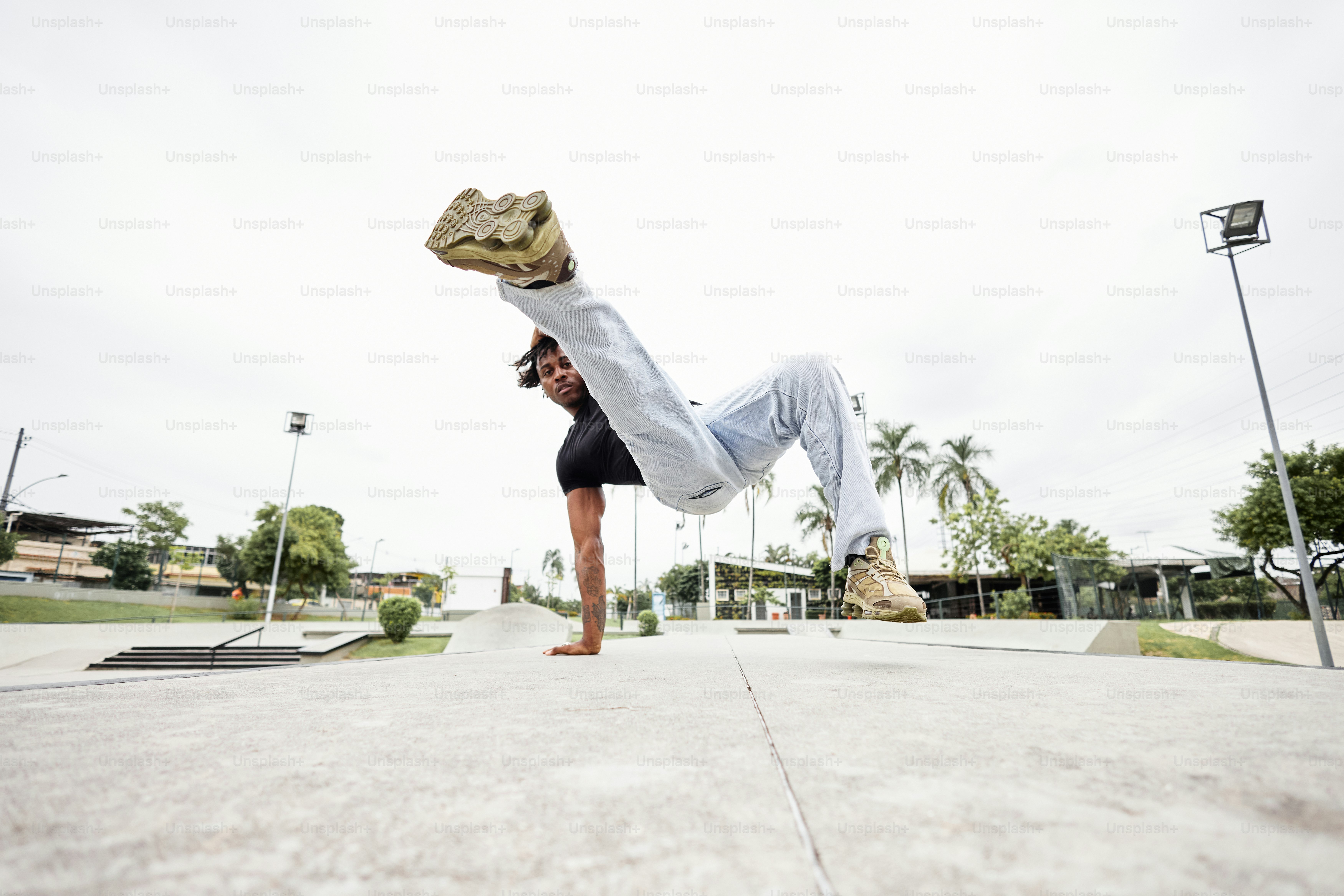 Mann Breakdance in einem Freiluftpark