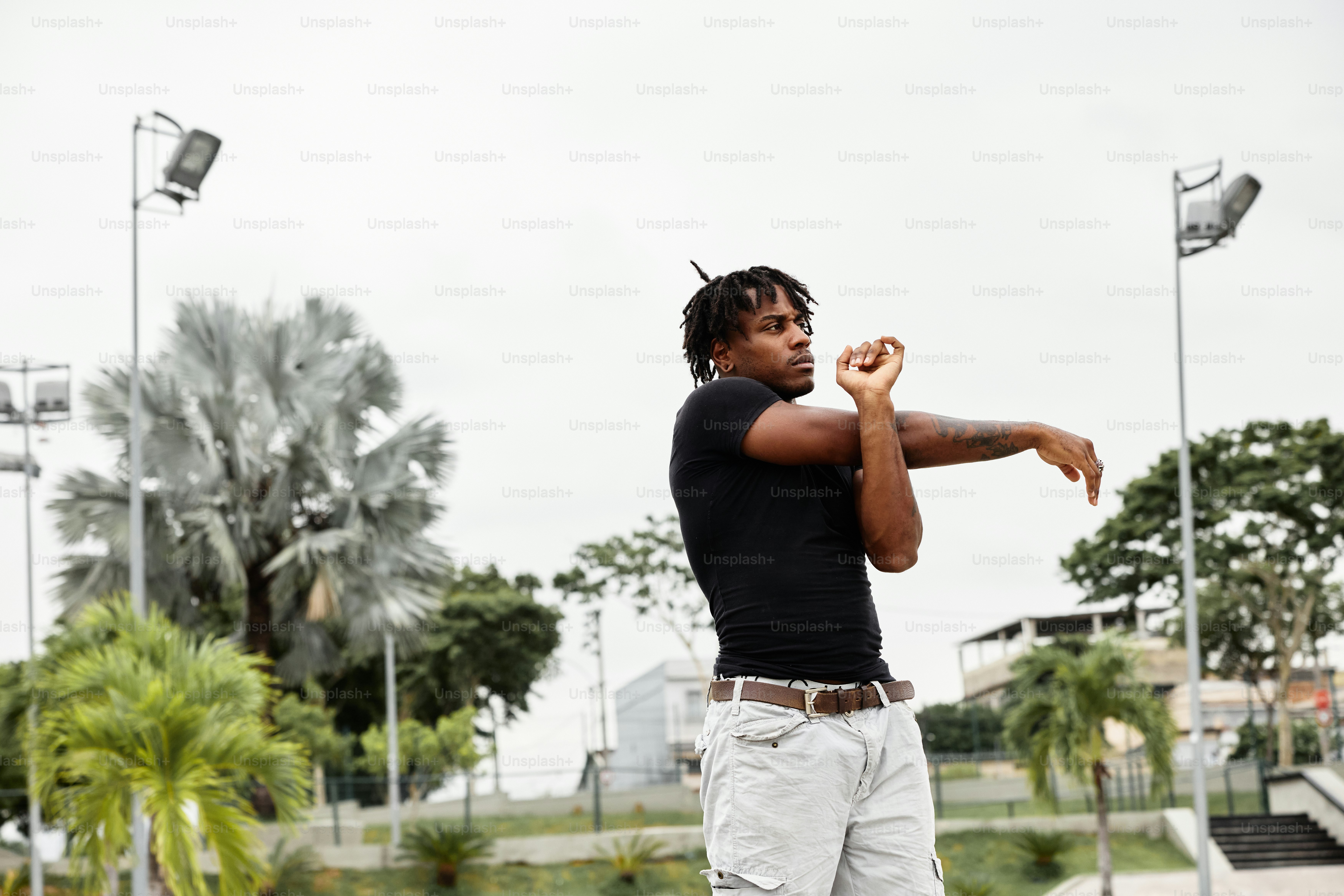 Ein Mann in einem schwarzen Hemd wirft eine Frisbee