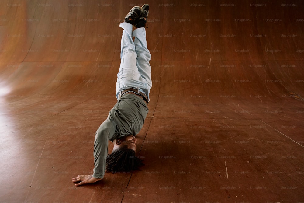 um homem está fazendo um handstand em um skate