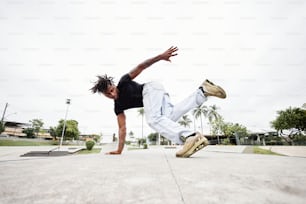 Un uomo sta facendo un trick su uno skateboard