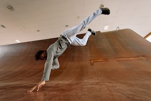 um homem fazendo um truque em um skate em uma rampa