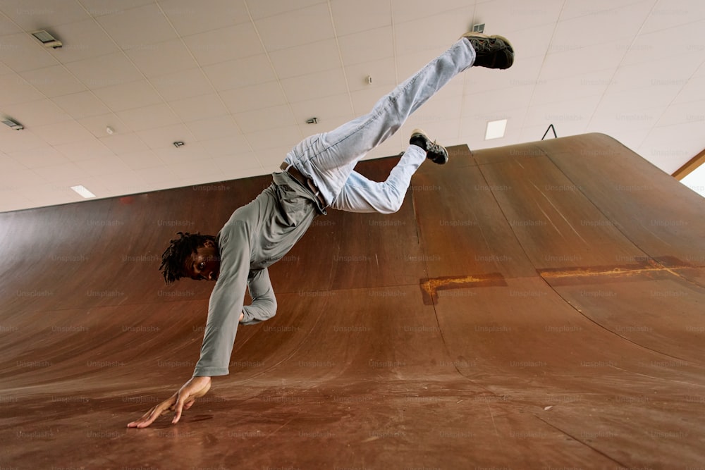 un homme faisant un trick sur une planche à roulettes sur une rampe