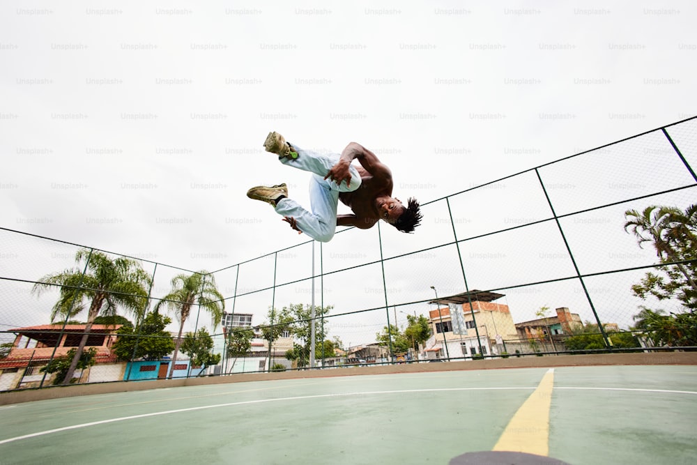 ein Mann, der beim Skateboardfahren durch die Luft fliegt