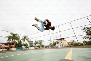un uomo che vola nell'aria mentre guida uno skateboard