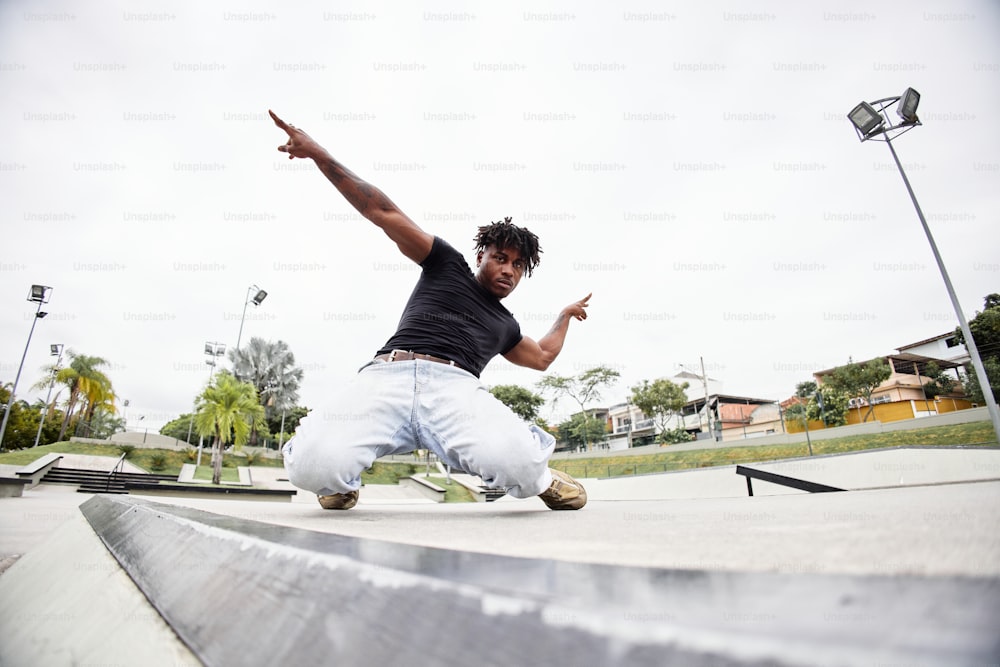 un uomo che cavalca uno skateboard sul lato di una rampa