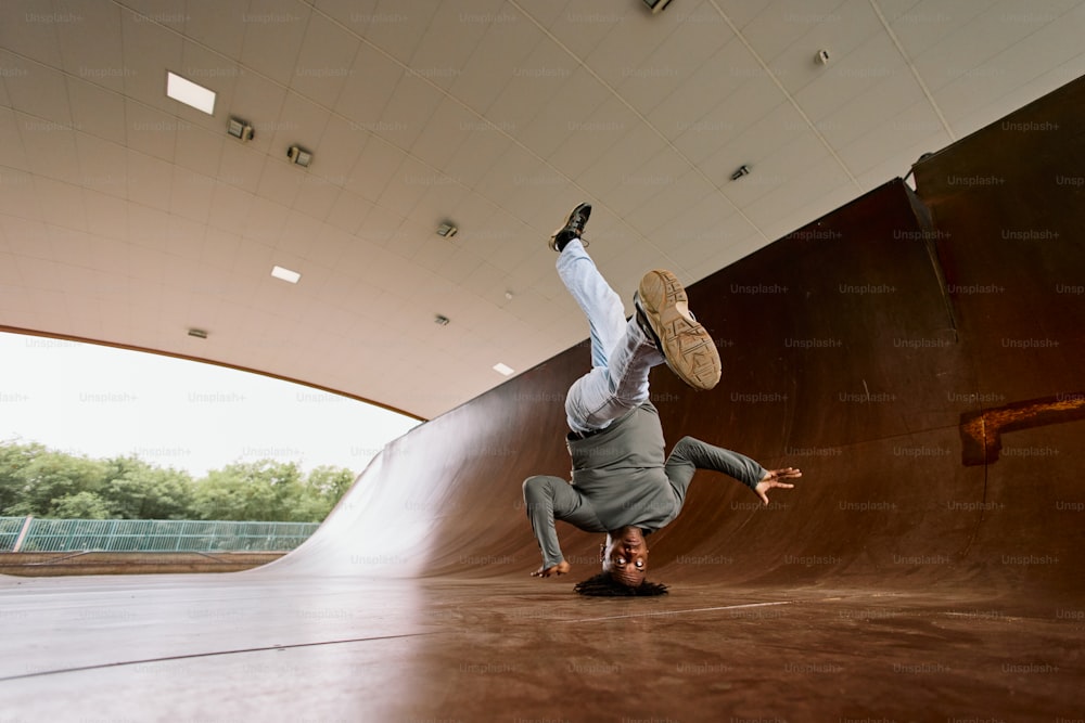 Un uomo sta facendo un trick su uno skateboard