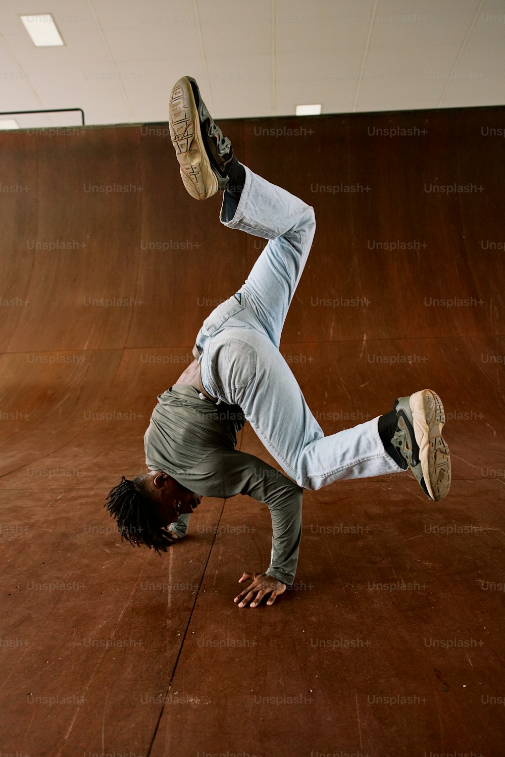 um homem fazendo um handstand em um skate
