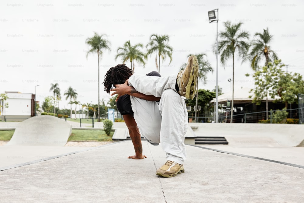 Un homme faisant un trick sur une planche à roulettes dans un skatepark