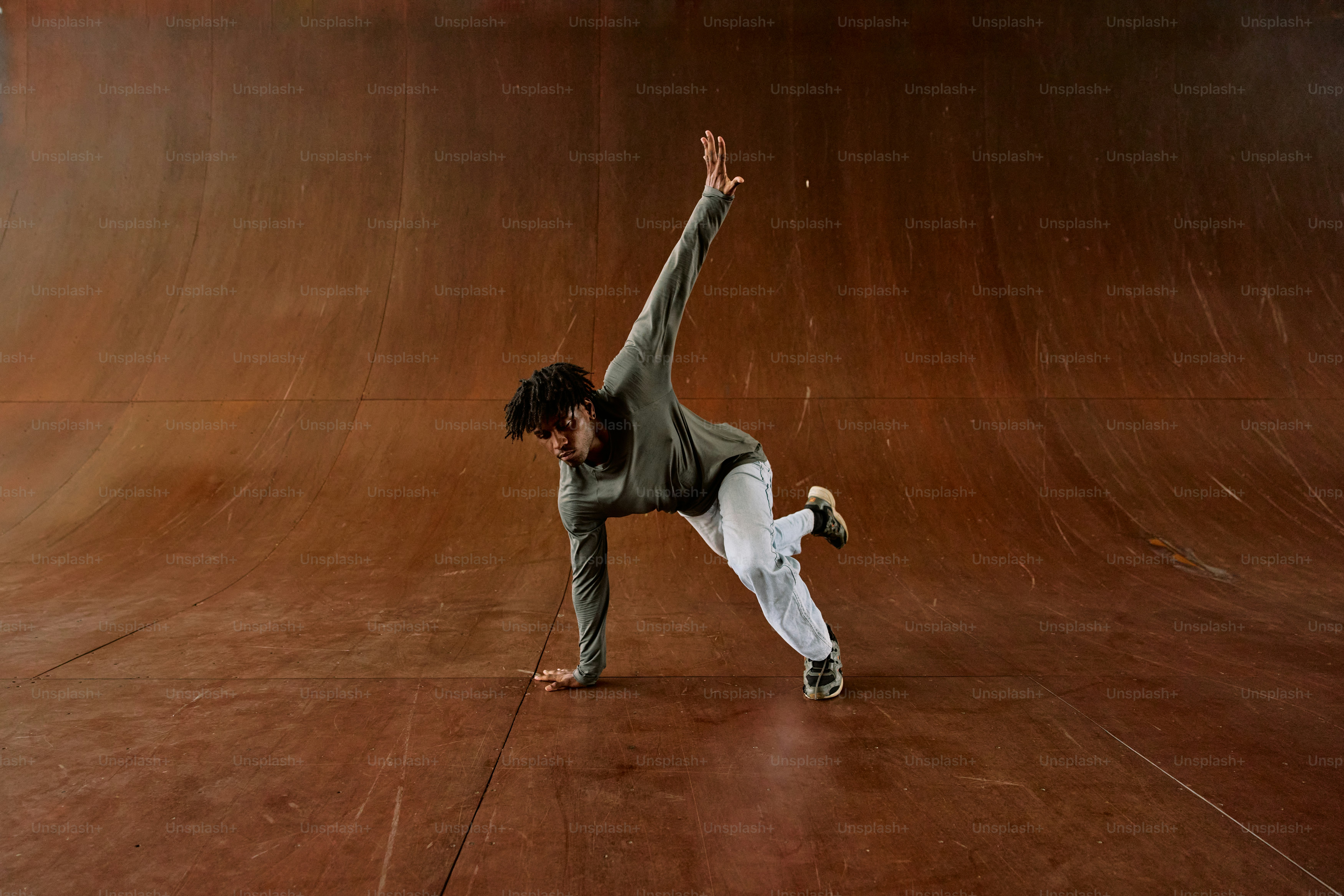 Ein Mann macht einen Trick auf einem Skateboard