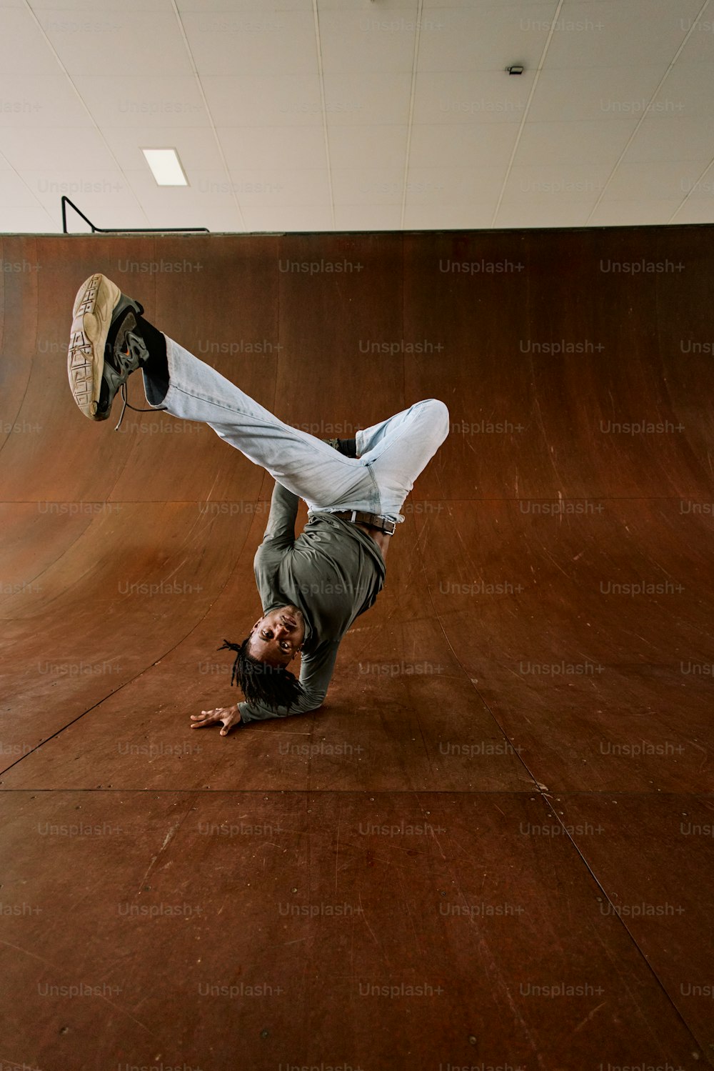 um homem está fazendo um handstand em um skate