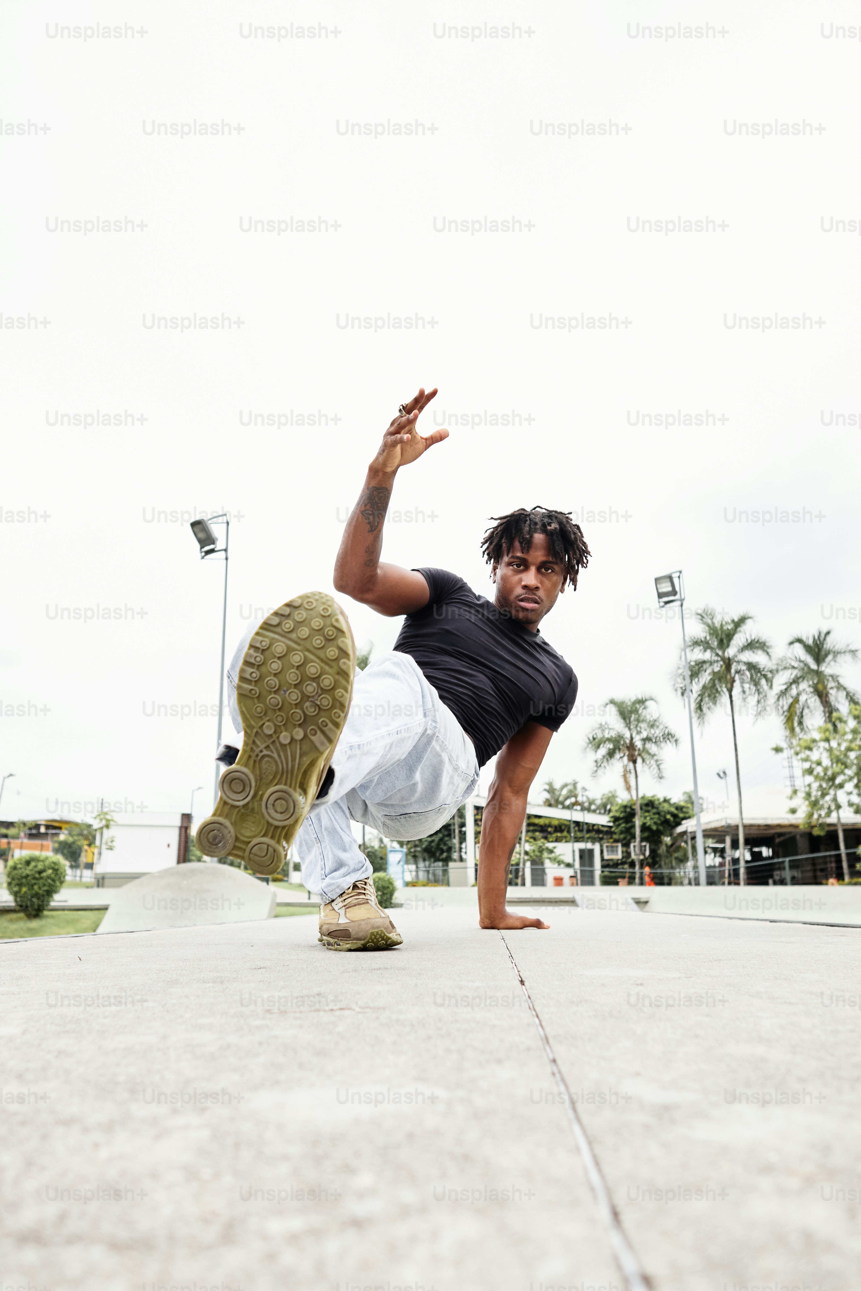 ein Mann, der einen Handstand auf einem Skateboard macht