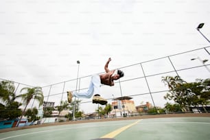 ein Mann, der auf einem Tennisplatz in die Luft springt